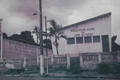 Fachada com a inscrição Associação Rural de João Alfredo