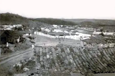 Vista panorâmica de casas, ruas e telhados antigos