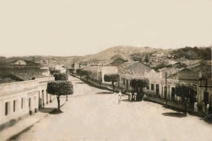 Rua histórica de João Alfredo, com casas e árvores podadas